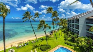 A resort with a pool, palm trees, and a beach view. - OCEANFRONT with Private Beach! Hale Mahina A206 (Lahaina)