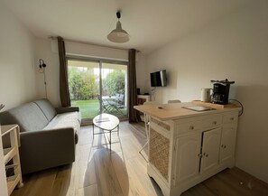Living area - Studio de Charme avec Jardinet Privatif – Cœur du Golfe de Saint-Tropez (COGOLIN)