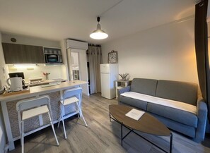 Living area - Studio de Charme avec Jardinet Privatif – Cœur du Golfe de Saint-Tropez (COGOLIN)