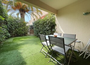 Outdoor dining - Studio de Charme avec Jardinet Privatif – Cœur du Golfe de Saint-Tropez (COGOLIN)