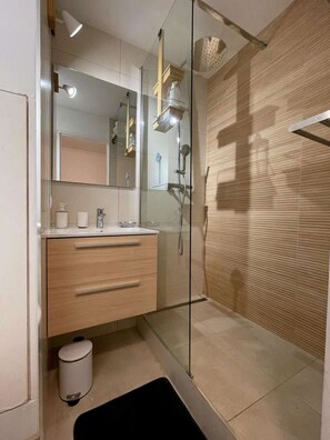 Bathroom - Studio de Charme avec Jardinet Privatif – Cœur du Golfe de Saint-Tropez (COGOLIN)