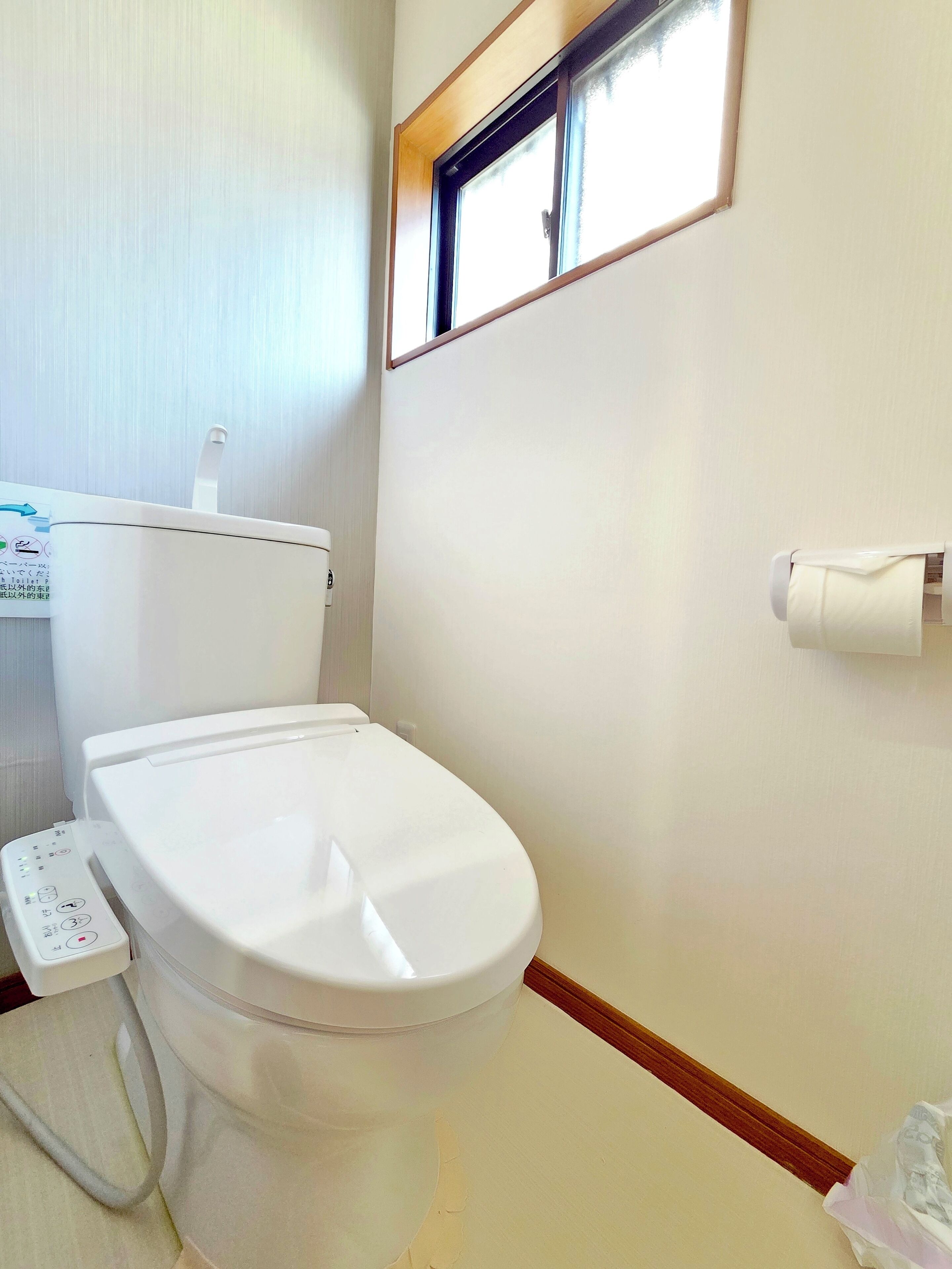 Hair dryer, bidet, towels, toilet paper