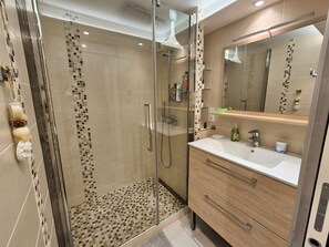 Bathroom - Duplex apartment, sleeps 6, parking, swimming pool, tennis (ST MANDRIER SUR MER)
