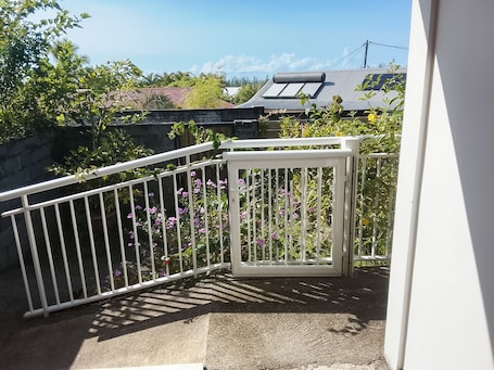 Property grounds. Charming room in St Philippe, between the sea and the mountains, close to the GRR2 footpaths.