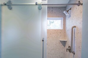 Dusj, hårføner, såpe og sjampo