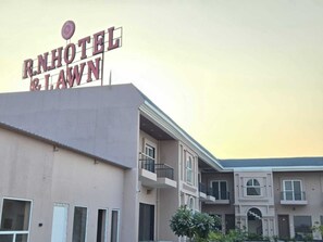 Unclassified image, 5 of 31, button - RN Hotel And Lawn (Tarabganj)