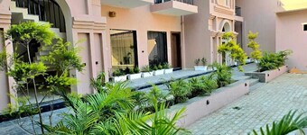 RN Hotel And Lawn
