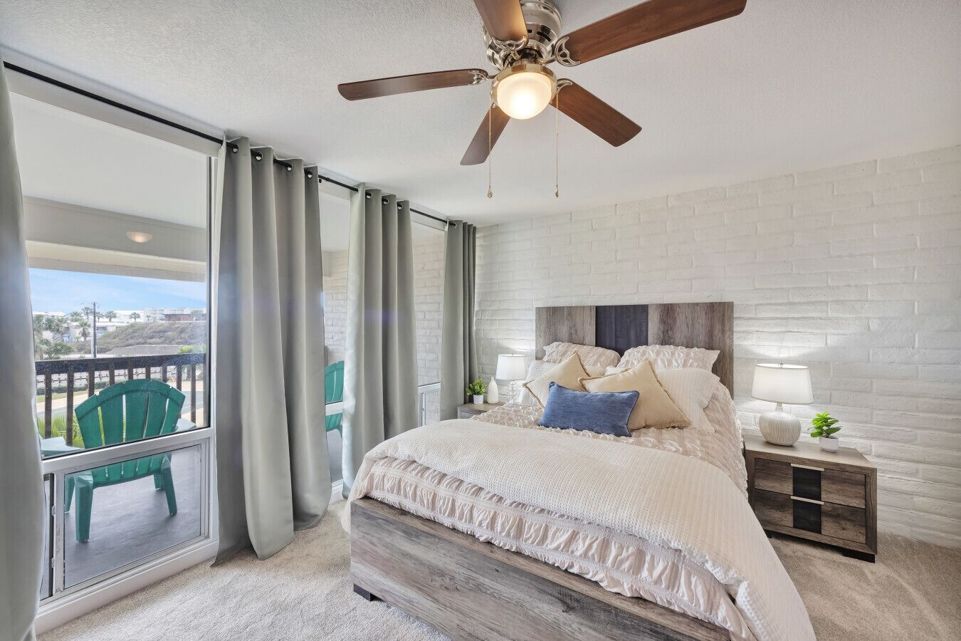 Una scrivania, ferro/asse da stiro, culla da viaggio, Wi-Fi