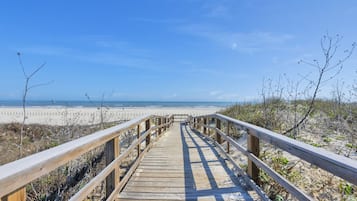Una spiaggia nelle vicinanze