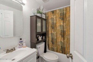 Towels, toilet paper - 2-bedroom townhome in beautiful East Tucson with AC comfort and affordability (Tucson)