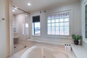 Douche, sèche-cheveux, serviettes fournies, shampoing