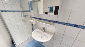 Secadora de cabello, toallas, jabón, papel de baño 