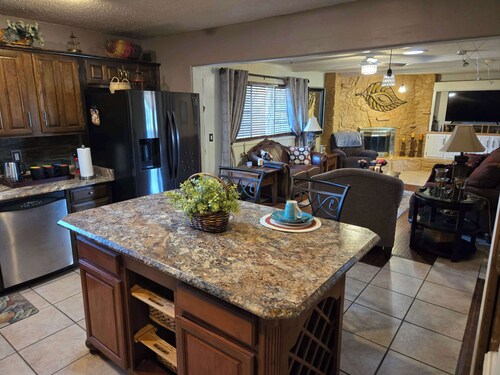 4BR Tulsa Base Camp  Ideal for Work Teams, Events & Group Stays