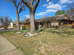 Exterior - 4BR Tulsa Base Camp  Ideal for Work Teams, Events & Group Stays (Tulsa)