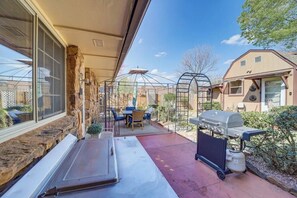 Outdoor dining - 4BR Tulsa Base Camp  Ideal for Work Teams, Events & Group Stays (Tulsa)