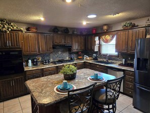 Microwave, oven, stovetop, dishwasher - 4BR Tulsa Base Camp  Ideal for Work Teams, Events & Group Stays (Tulsa)