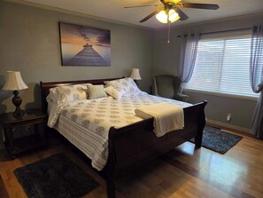 4 bedrooms, iron/ironing board, Internet, bed sheets - 4BR Tulsa Base Camp  Ideal for Work Teams, Events & Group Stays (Tulsa)