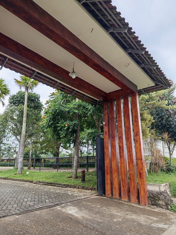 المنطقة المحيطة بالمنشأة