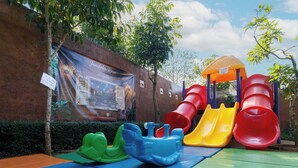 Un parque infantil con toboganes y estructuras para escalar.