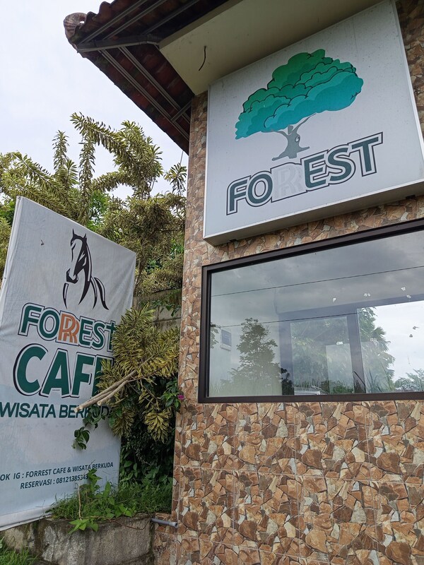 Forrest Lodge, Cafe & Wisata Berkuda - Malang