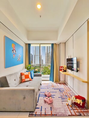 Apartment, 1 Bedroom, City View | Ruang tamu | 43 inci sebuah televisyen pintar dengan kabel 