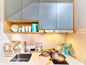 Apartment, 1 Bedroom, City View | Dapur peribadi | Peti sejuk, ketuhar gelombang mikro, dapur 