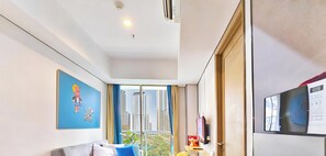 Appartamento, 1 camera da letto, vista città | Area soggiorno | Smart TV 43 pollici con canali via cavo