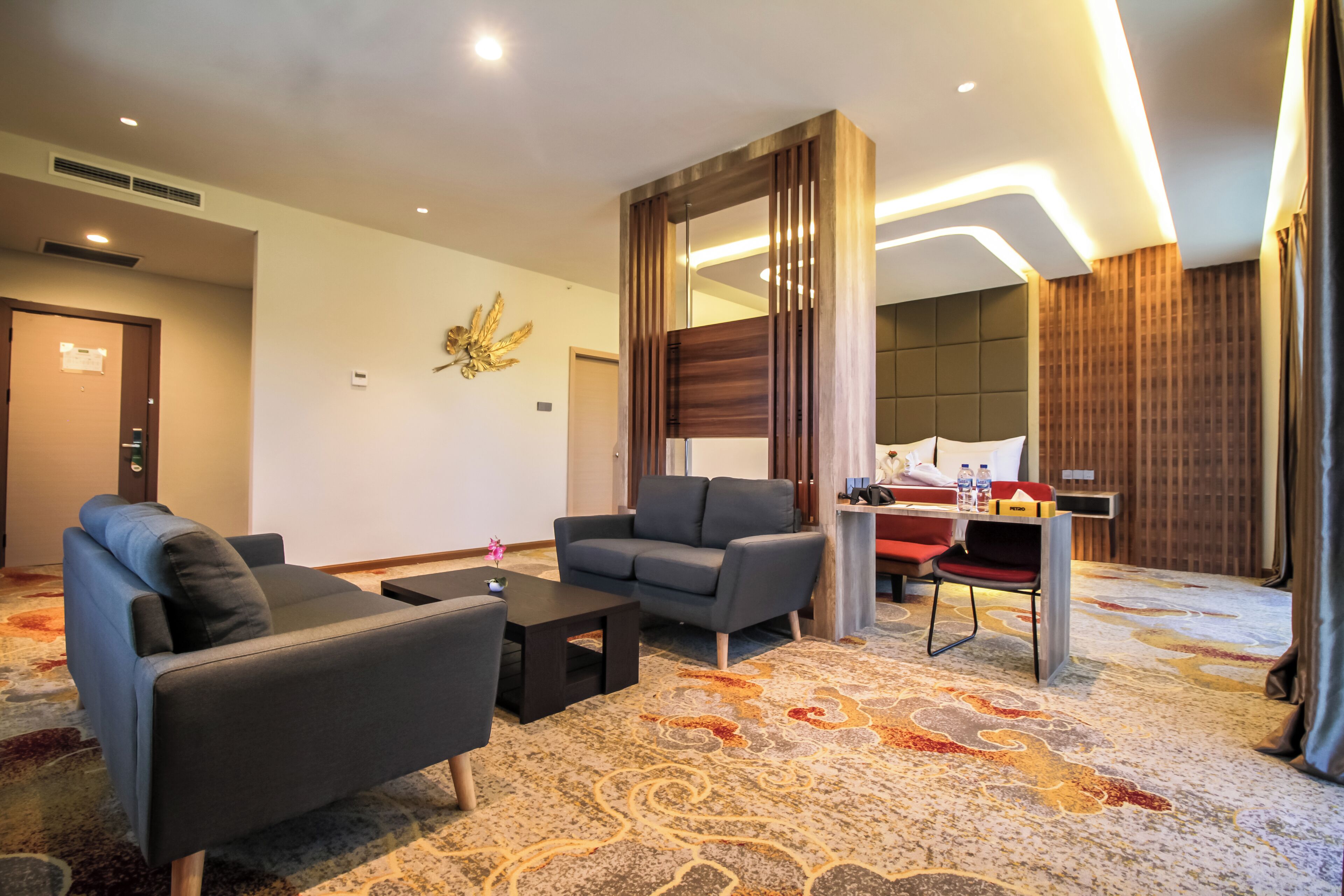 Executive Suite, Balcony, Lake View | Living area