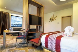 行政套房, 露台, 湖景 | 房內夾萬、書桌、熨斗/熨衫板、免費 Wi-Fi