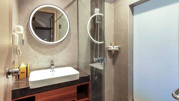 Artículos de tocador gratuitos, secador de pelo, pantuflas, toallas