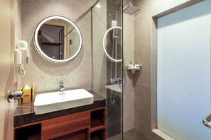 ของใช้ในห้องน้ำฟรี, ไดร์เป่าผม, รองเท้าสวมภายในห้อง, ผ้าเช็ดตัว