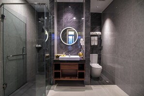 Suite júnior, vistes a la muntanya | Bany | Articles de tocador gratuïts, assecador de cabells i sabatilles 