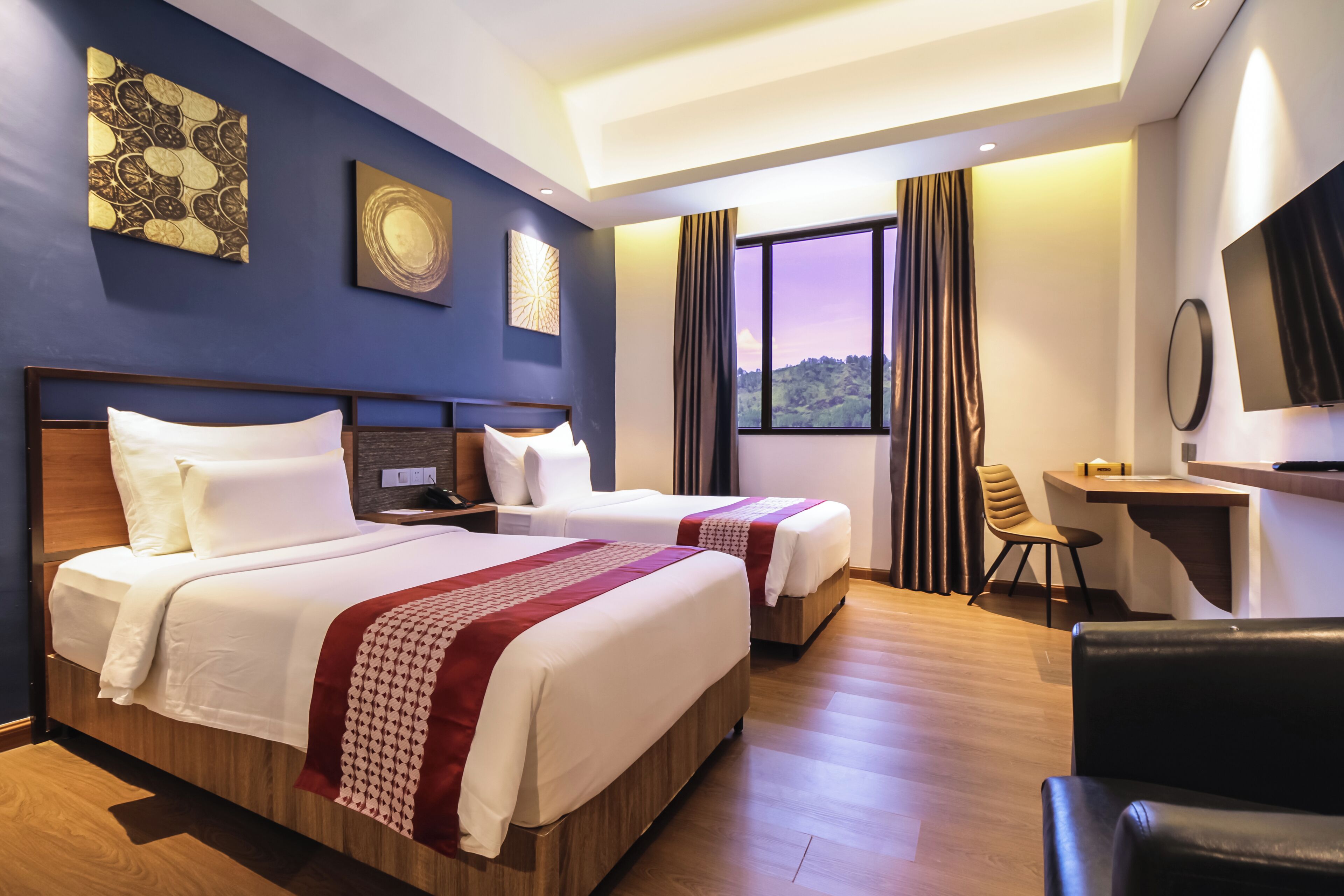 Habitació amb dos llits individuals Deluxe, vistes a la muntanya | Caixa forta a l'habitació, escriptori i planxa i posts de planxar 