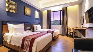 Habitació amb dos llits individuals Deluxe, vistes a la muntanya | Caixa forta a l'habitació, escriptori i planxa i posts de planxar