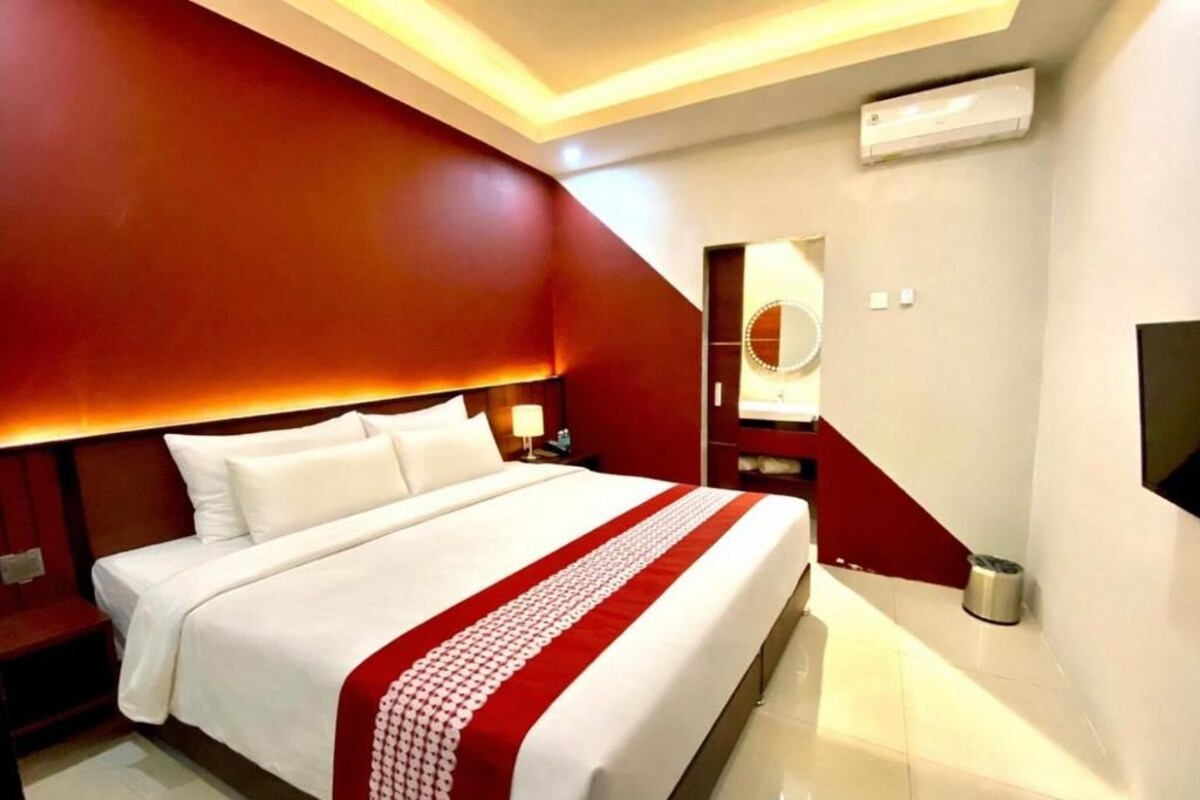 Minibar, in-room safe, iron/ironing board (on request), free WiFi