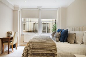 Skrivebord for bærbar PC og wi-fi (inkludert)