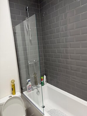 Secadora de cabello, toallas, jabón, papel de baño 