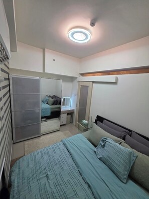 1 bedroom, iron/ironing board, WiFi, bed sheets - Cozy 1-bedroom riverfront condo in serene area with AC (Mandaluyong City)