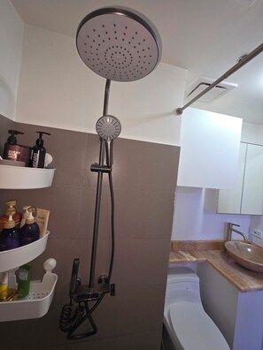 Hair dryer, towels, soap, toilet paper - Cozy 1-bedroom riverfront condo in serene area with AC (Mandaluyong City)