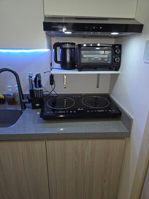 Private kitchen - Cozy 1-bedroom riverfront condo in serene area with AC (Mandaluyong City)