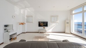 1 bedroom, free WiFi - Gyeongju Sea View Pool Villa (Gyeongju)