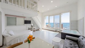 1 bedroom, free WiFi - Gyeongju Sea View Pool Villa (Gyeongju)