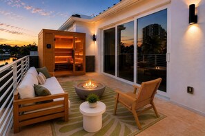 Terrace/patio - Beach next door, Las Olas 10 min away! (Fort Lauderdale)