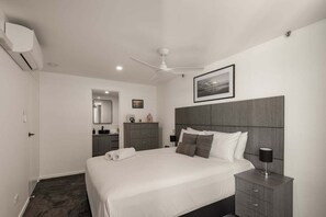 2 bedrooms, iron/ironing board, WiFi, bed sheets - Esplanade Edge - Lvl 26 Front-Row Ocean Views 26c (Gold Coast)