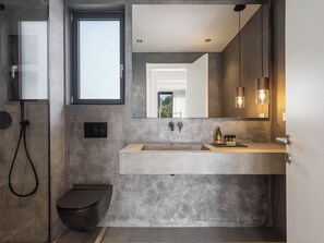 Shower, hair dryer, towels, soap - A luxury family-sized villa with pool and garden (Kounoupidiana)