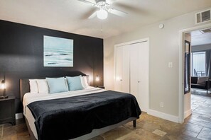1 bedroom, desk, iron/ironing board, travel cot - 1BR The Montrose Hub, Downtown, Med Center 11 (Houston)