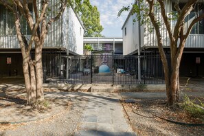 Property grounds - 1BR The Montrose Hub, Downtown, Med Center 11 (Houston)