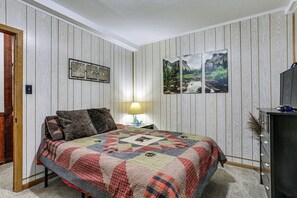 1 chambre, bureau, fer et planche à repasser, lit parapluie