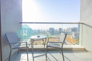 Apartment, Balcony, City View | Property grounds - Bloomfields Modern 1Bedroom In Wavez (Dubai)