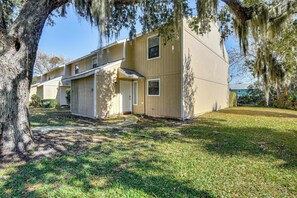 A row of single-story buildings with a covered front porch and a small attached garage. - Sun, Sand & Poolside Relaxation! Ormond Beach Unit (Ormond Beach)